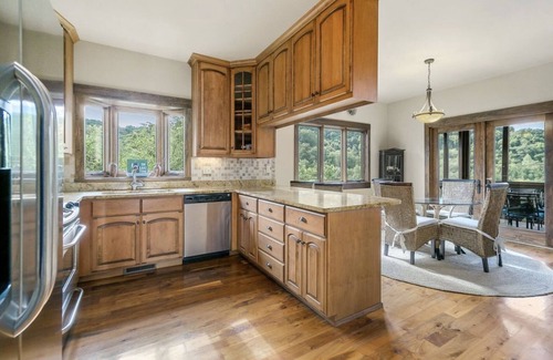 Smithville Cabina | Tranquil Waters Retreat: Hot Tub, Pool & Lake Views