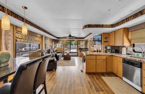 Smithville Alquiler De Eote | Tranquil Waterside Escape: Premier Houseboat Rental on Center Hill Lake