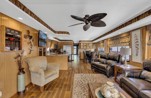 Smithville Alquiler De Eote | Tranquil Waterside Escape: Premier Houseboat Rental on Center Hill Lake