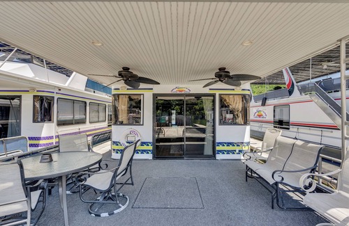 Smithville Alquiler De Eote | Tranquil Waterside Escape: Premier Houseboat Rental on Center Hill Lake