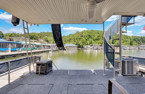 Smithville Alquiler De Eote | Tranquil Waterside Escape: Premier Houseboat Rental on Center Hill Lake