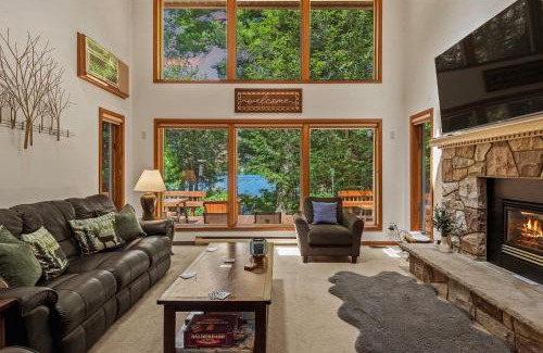 Pocono Summit Casa | Tranquil Waterside by AvantStay Lakefront Dock Game Room Views