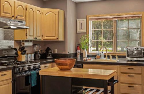 Pocono Summit Casa | Tranquil Waterside by AvantStay Lakefront Dock Game Room Views