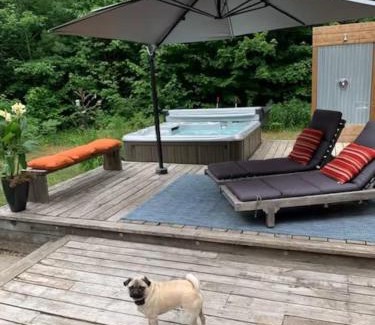 Rawdon Chalet De Esquí | Tranquility at the edge of the woods- Hot Tub