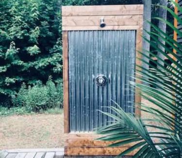 Rawdon Chalet De Esquí | Tranquility at the edge of the woods- Hot Tub