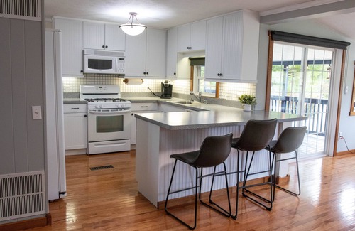 West Union Casa | Tranquility Cottage | 3 Bed, 1.5 Bath