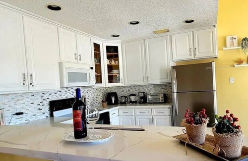 Oakhurst Casa | Tranquility Villa by the lake with green backyard. Free wifi, kayaks, bike, pool