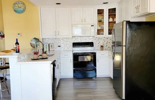 Oakhurst Casa | Tranquility Villa by the lake with green backyard. Free wifi, kayaks, bike, pool