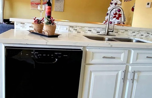Oakhurst Casa | Tranquility Villa by the lake with green backyard. Free wifi, kayaks, bike, pool