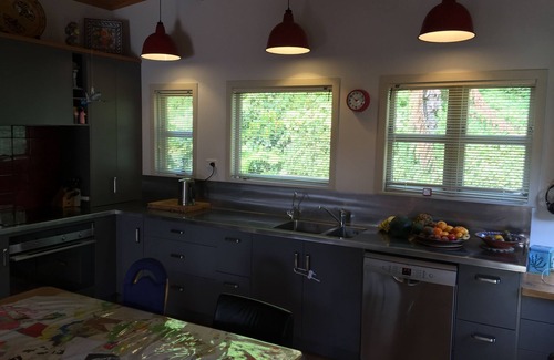 New Plymouth Casa | TranquilRetreat ModernComforts Near Centre, Parks+Beaches. Spa+Sauna+TennisCourt