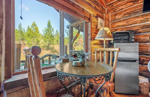 Coram Cabina | Trapper's Cabin, 7 Min to Glacier, Dogs Welcome