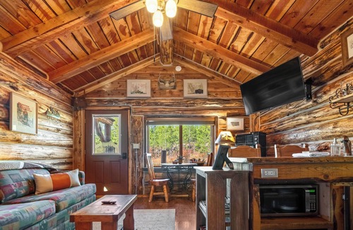 Coram Cabina | Trapper's Cabin, 7 Min to Glacier, Dogs Welcome