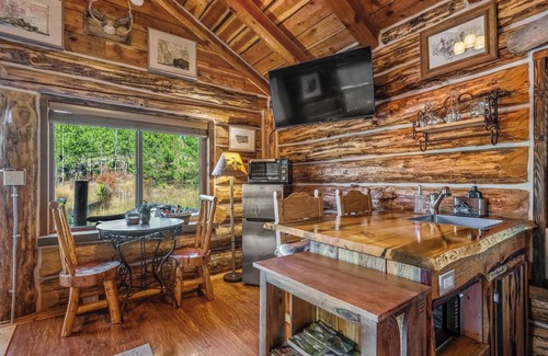 Coram Cabina | Trapper's Cabin, 7 Min to Glacier, Dogs Welcome