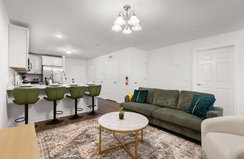 Newark Condominio | Traveler Haven XL - NYC & NWK w/free parking