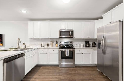 Newark Condominio | Traveler Haven XL - NYC & NWK w/free parking