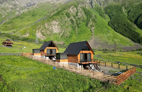 Gergeti Cabaña | Traveler's Cottage in Kazbegi