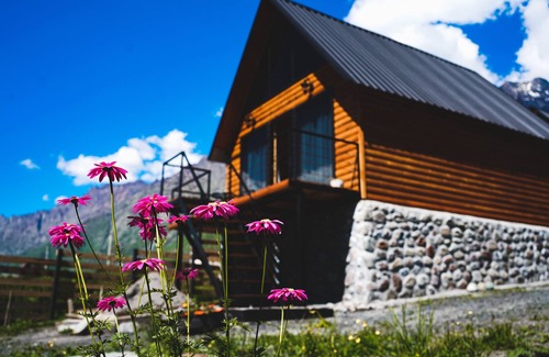 Gergeti Cabaña | Traveler's Cottage in Kazbegi