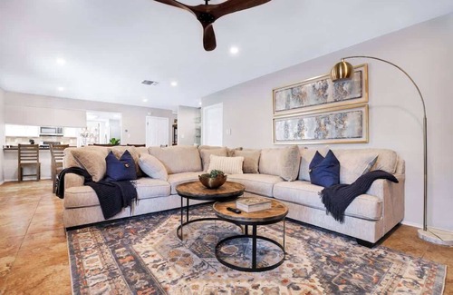 North Central Thousand Oaks Casa | Traveler's Delight: Grand Expedition Home (SAT)