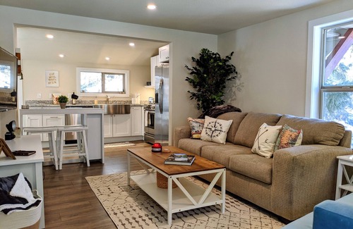 Idaho Springs Cabina | Traveler's Mountain Retreat w/ Grotto Cave Room