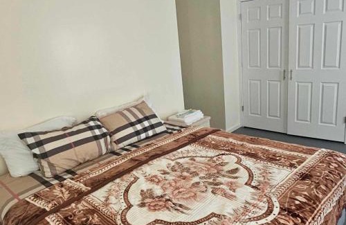 Newark Casa | Travelers Long Stay with Private Bathroom Divine Villa and Resorts 5mins to EWR Airport and 4mins to Penn Station Newark, New York
