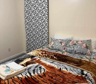 Newark Casa | Travelers Long Stay with Private Bathroom Divine Villa and Resorts 5mins to EWR Airport and 4mins to Penn Station Newark, New York