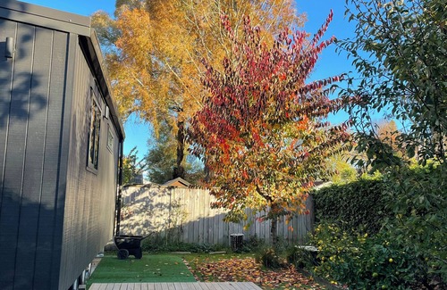 Cambridge Cabina | Travellers Hideaway – private, quiet garden, off-street parking, great location.