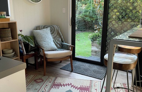 Cambridge Cabina | Travellers Hideaway – private, quiet garden, off-street parking, great location.