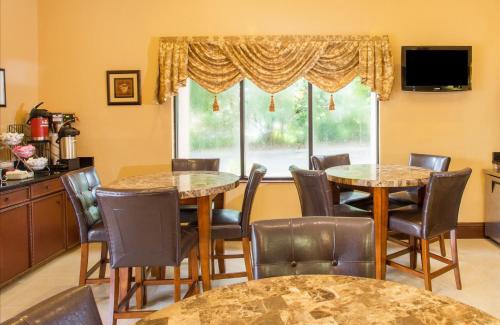 Biggar Hotel | Travelodge by Wyndham Fort Myers Airport
