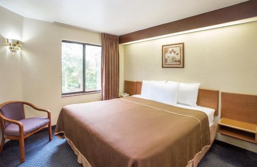 Biggar Hotel | Travelodge by Wyndham Fort Myers Airport