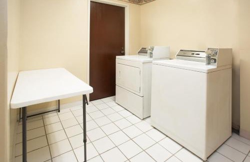 Biggar Hotel | Travelodge by Wyndham Fort Myers Airport