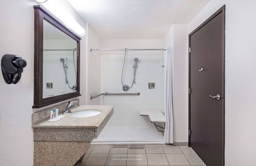 Newport Hotel | Travelodge by Wyndham Newport