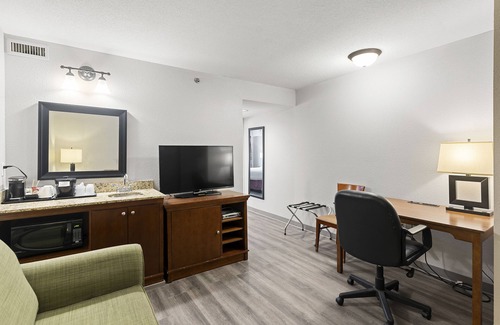 Regina Hotel | Travelodge Suites by Wyndham Regina / Eastgate Bay