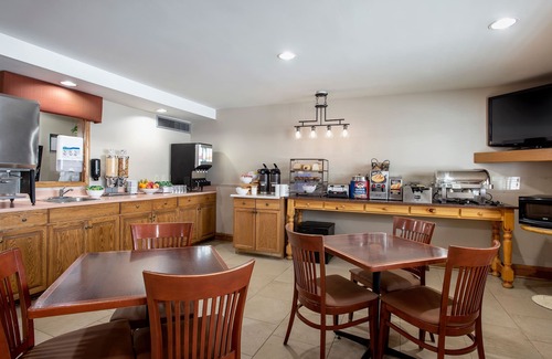 Regina Hotel | Travelodge Suites by Wyndham Regina / Eastgate Bay