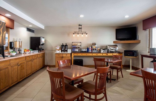 Regina Hotel | Travelodge Suites by Wyndham Regina / Eastgate Bay