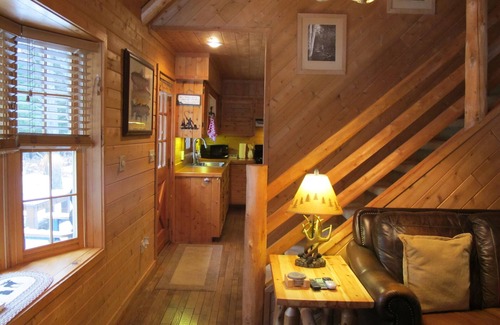 Mayfield Cabina | Boardman River (Traverse City) Log Cabin - ¡Tu paraíso para pescar y andar en motonieve!
