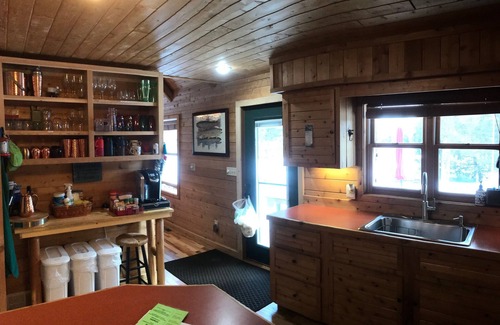Mayfield Cabina | Boardman River (Traverse City) Log Cabin - ¡Tu paraíso para pescar y andar en motonieve!