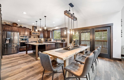 Lead Casa | Trax N Trailz Lodge, Home Theatre, EV Charger, Hot Tub, Trail & Clubhouse Access