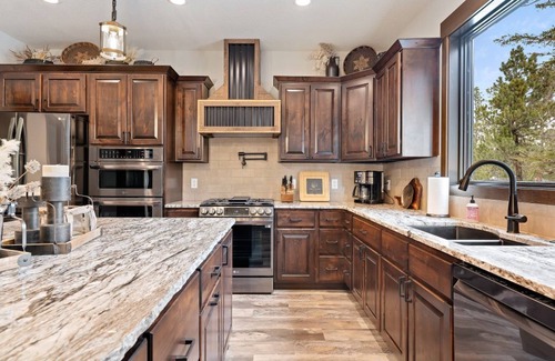 Lead Casa | Trax N Trailz Lodge, Home Theatre, EV Charger, Hot Tub, Trail & Clubhouse Access