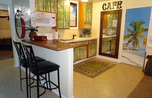 Bakersfield Casa | Treasure Island 2 Br Home Con garaje adjunto, puerta para mascotas y perro privado