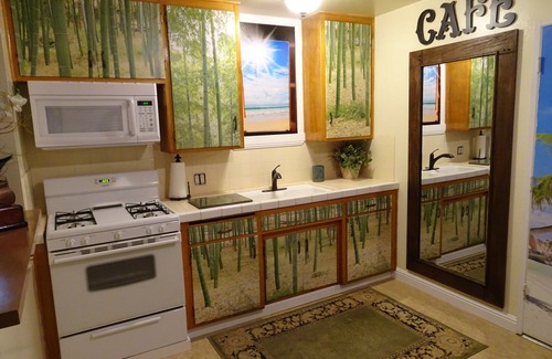 Bakersfield Casa | Treasure Island 2 Br Home Con garaje adjunto, puerta para mascotas y perro privado