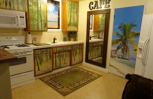 Bakersfield Casa | Treasure Island 2 Br Home Con garaje adjunto, puerta para mascotas y perro privado