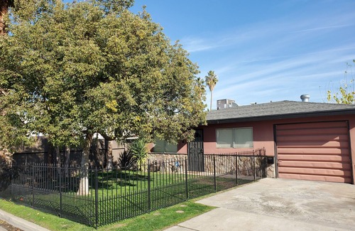 Bakersfield Casa | Treasure Island 2 Br Home Con garaje adjunto, puerta para mascotas y perro privado