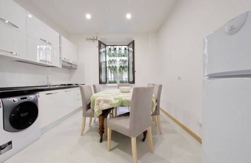 Rione II Trevi Apartamento | TreasureRome Spanish Steps Family 4BR
