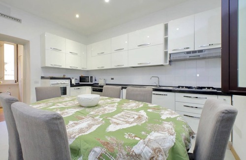Rione II Trevi Apartamento | TreasureRome Spanish Steps Family 4BR