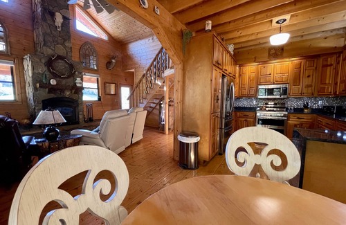 Johnson City Cabina | Tree House Treasure ~ Rare Find ~