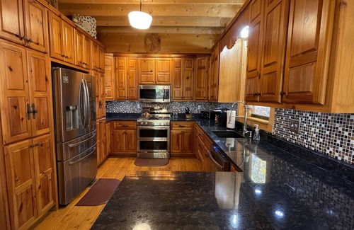Johnson City Cabina | Tree House Treasure ~ Rare Find ~