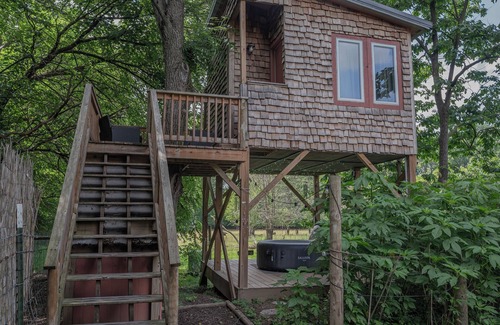 Indianapolis Cabina | Tree house w/private hot tub on an urban farm! just 10 minutes from downtown!