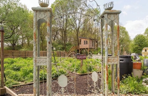 Indianapolis Cabina | Tree house w/private hot tub on an urban farm! just 10 minutes from downtown!