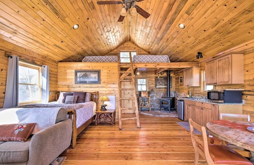 Victor Apartamento | Tree-Lined Cripple Creek Retreat w/ Fireplace