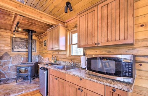 Victor Apartamento | Tree-Lined Cripple Creek Retreat w/ Fireplace